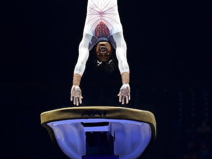 Simone Biles en su nuevo doble salto.