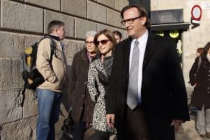 De izquierda a derecha Muriel Casals, Carme Forcadell y Josep Maria Vila d'Abadal, representantes de las entidades soberanistas, llegan al Palau.