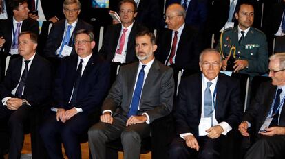 El rey Felipe VI (c) junto al president Puig (2º i) e Isidro Fainé (2º d) a su llegada a la clausura del XVI congreso de la Confederación Española de Directivos y Ejecutivos (CEDE), que reúne a numerosos líderes empresariales, entre ellos, algunos de compañías que han trasladado su sede fuera de Cataluña por el desafío independentista.