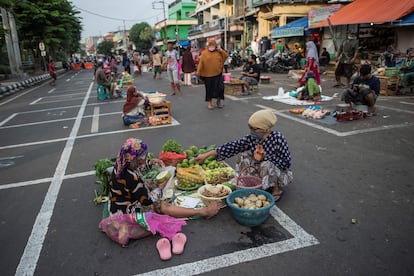 Un mercado callejero en Surabaya (Indonesia), dispuesto de forma que guarda la distancia de seguridad entre vendedores.