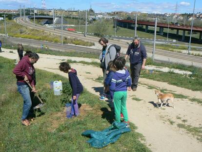 Vecinos en la zona afectada por la subasta de los terrenos de Defensa.