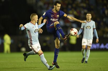 Stanislav Lobotka del RC Celta de Vigo compite por el balón con Sergio Busquets del FC Barcelona durante la ronda de octavos de final de la Copa del Rey.
