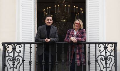 Luis Luque y Natalia Menéndez, fotografiados en un balcón del Teatro Español.