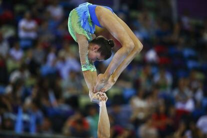 El dúo británico de gimnasia acrobática formado por Hanna Baughn and Ryan Bartlett durante su actuación en los Juegos Europeos de Bakú, en Azerbayán.