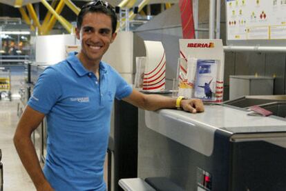 Alberto Contador, ayer en el aeropuerto de Madrid-Barajas.