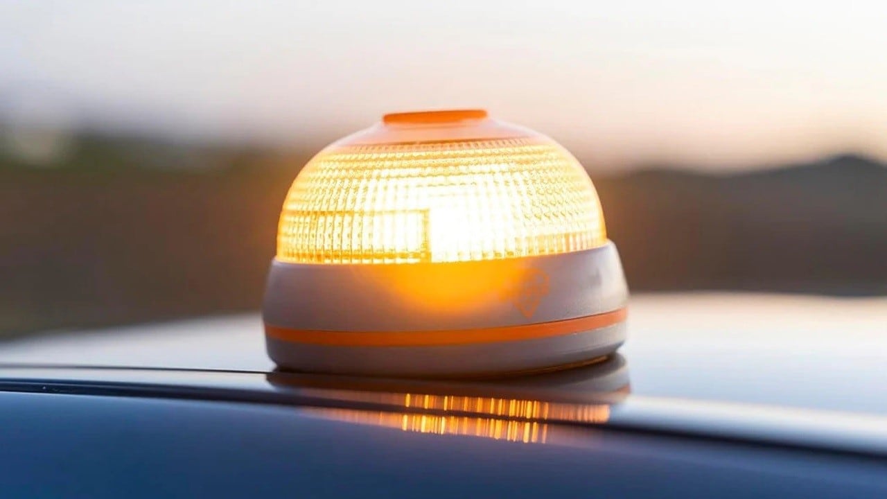 ¿Me pueden multar por no llevar la baliza V16 durante Navidad? La Guardia Civil será “flexible” a la hora de sancionar