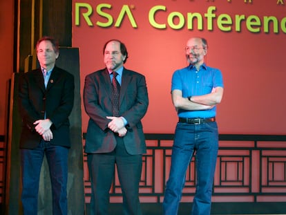 Ronald L. Rivest, Adi Shamir y  Leonard M. Adleman, creadores del algoritmo RSA, en el escenario de la Conferencia RSA sobre seguridad de la información.