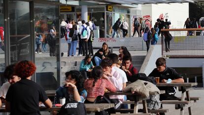 Estudiantes en el campus de la UAB.