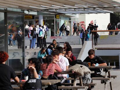 Estudiantes en el campus de la UAB.