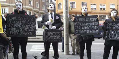 Protesta de afectados por las claúsulas suelo, en Madrid.