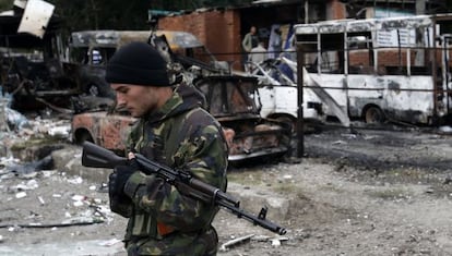 Un rebelde prorruso hace guardia este martes en Donetsk.