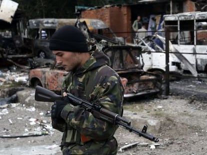 Un rebelde prorruso hace guardia este martes en Donetsk.