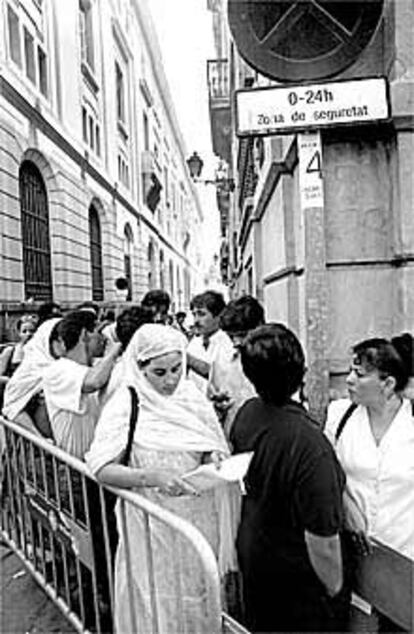 Colas ante la oficina de Extranjería de Barcelona.