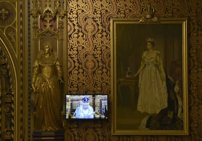 Al enumerar los proyectos, la reina también confirmó la visita de Estado que el presidente de Colombia, Juan Manuel Santos, hará al Reino Unido entre el 1 y el 3 de noviembre próximo. En la imagen, la reina Isabel II durante su discurso televisado en el Palacio de Westminster en Londres, el 18 de mayo de 2016.