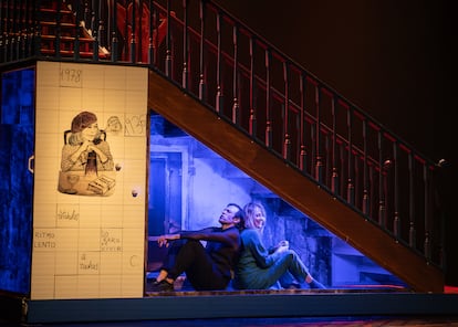 Alberto Iglesias y Emma Suárez, en una escena de 'El cuarto de atrás', dirigida por Rakel Camacho.