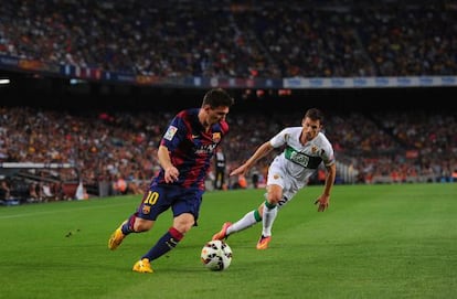 Messi se escapa de Albacar durante el partido contra el Elche.