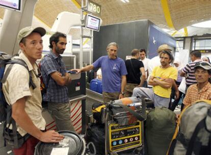 De izquierda a derecha, Jonathan Larrañaga, Simón Elías, Jordi Corominas, Daniel Ascao y Jordi Tosas en Barajas.