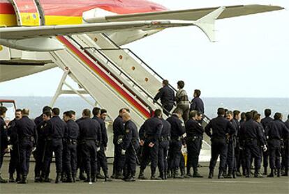 Agentes antidisturbios esperan en Fuerteventura para una expulsión masiva, en noviembre de 2001.