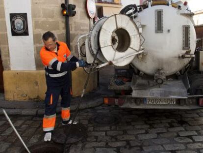 Un empleado de Aguas de Jerez trabaja en una de las calles de la localidad.