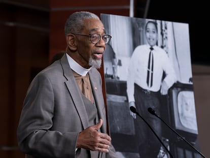 El congresista Bobby Rush, demócrata de Illinois, habla sobre la ley que lleva el nombre del adolescente asesinado en 1955, Emmett Till, en Misisipi, en una foto de archivo.