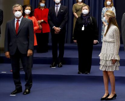 La princesa de Asturias, Leonor de Borbón, junto al piloto Carlos Sainz (izquierda), ganador del Premio Princesa de Asturias de los Deportes. La evolución del coronavirus provocó también la suspensión del acto de imposición de insignias a los premiados, que ha sido sustituido por esta audiencia.