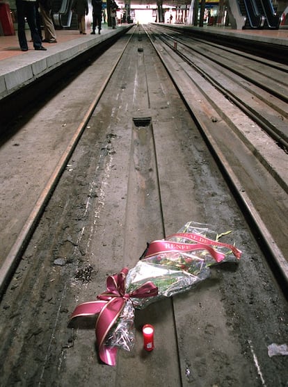 12 de marzo de 2004. Madrid. En la mañana del día siguiente a los atentados apareció un ramo de flores en las vías donde el día anterior explotó una de las bombas.