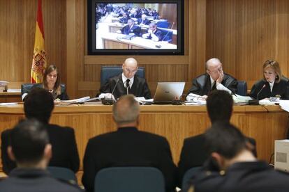 Jos&eacute; Ram&oacute;n Ram&iacute;rez Garc&iacute;a, Vicente Carlos Navarro Ruiz y Miguel &Aacute;ngel S&aacute;ez Garc&iacute;a ( de espaldas, de izquierda a derecha), durante el juicio.