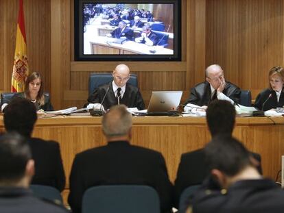 Jos&eacute; Ram&oacute;n Ram&iacute;rez Garc&iacute;a, Vicente Carlos Navarro Ruiz y Miguel &Aacute;ngel S&aacute;ez Garc&iacute;a ( de espaldas, de izquierda a derecha), durante el juicio.