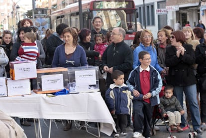 En los barrios de El Cabanyal y la Malva-rosa, los cinco centros escolares llevaron las urnas a una de las arterias comerciales.