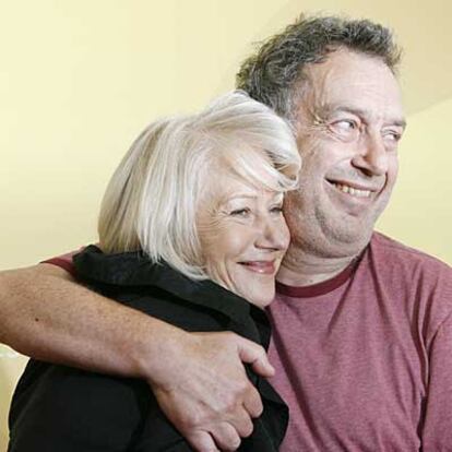 Stephen Frears abraza a Helen Mirren en la presentación en Venecia de <i>La Reina</i>.