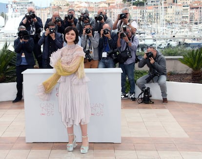 Soko posa para los fotógrafos en el fotocall de la película 'La Danseuse' ('El bailarín') en el 69 Festival Internacional de Cine de Cannes.