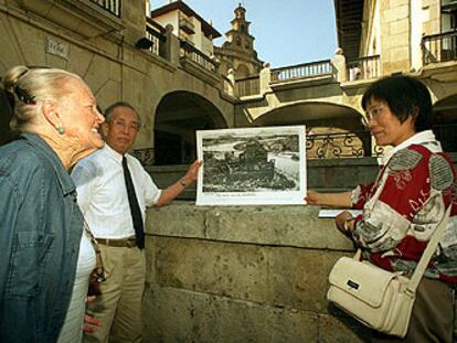 Supervivientes de Hiroshima y la vasca Miren Seijo, con una foto de Gernika destruida.