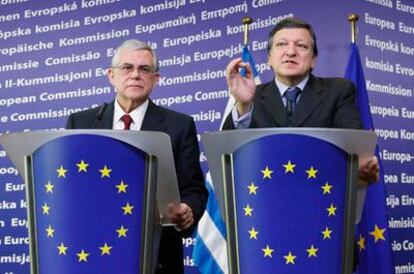 Lukas Papademos, primer ministro griego, y José Manuel Durao Barroso, presidente de la Comisión Europea., en una rueda de prensa en Bruselas.