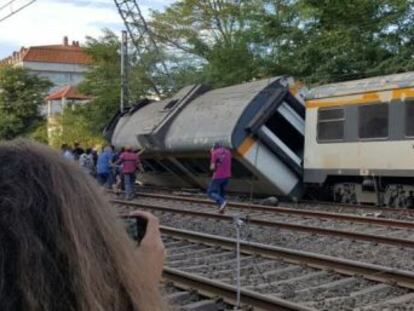 The Portuguese convoy came off the rails near a station. One US and one UK citizen among the passengers