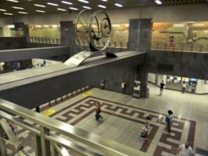 Estación de metro de Syntagma, en la plaza que es el corazón emblemático de Atenas, con un gigantesco reloj que cuelga sobre el gran vestíbulo.