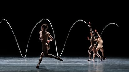 Una imagen de 'Metamorphose', primera parte del espectáculo 'Verwandlung', de Saburo Teshigawara, en los Teatros del Canal de Madrid, este sábado.
