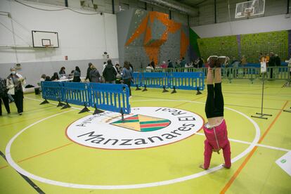 Ambiente votación elecciones 28 mayo en Manzanares el Real.
