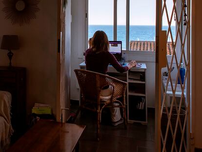Una trabajadora autónoma trabaja en su domicilio en Barcelona.