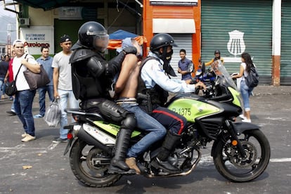 Polic&iacute;as detienen a un manifestante en San Crist&oacute;bal en marzo 