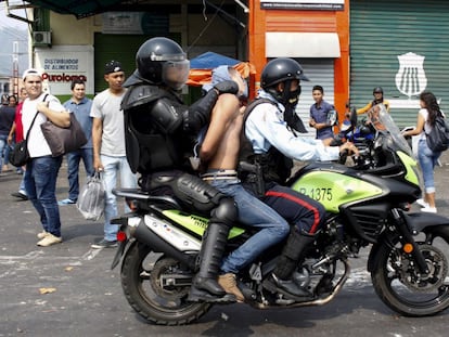 Polic&iacute;as detienen a un manifestante en San Crist&oacute;bal en marzo 