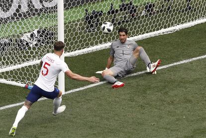 John Stones, de Inglaterra, marca el cuarto gol del equipo.