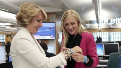 Esperanza Aguirre (l) and Cristina Cifuentes in May 2015.