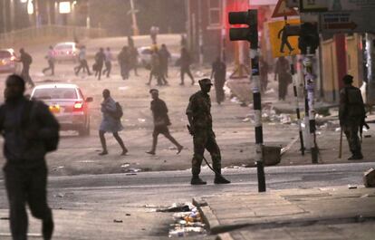 Centenares de enfadados simpatizantes de la oposición fuera de la comisión electoral de Zimbabue, se encontraron con policías antidisturbios que lanzaban gases lacrimógenos mientras el país esperaba los resultados de las elecciones presidenciales del lunes.