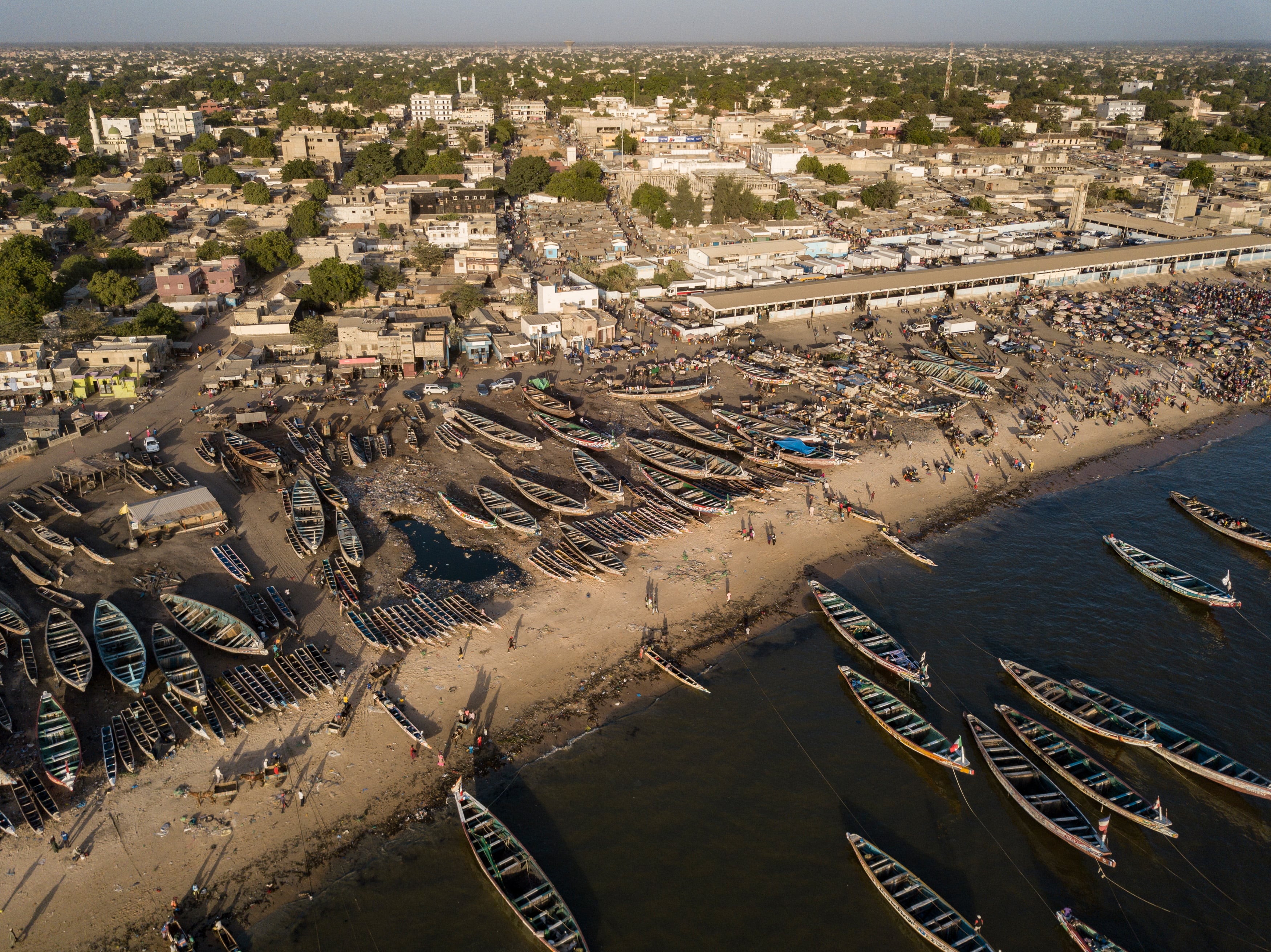 Al menos 26 migrantes muertos y 50 desaparecidos tras el naufragio de un cayuco en Senegal 