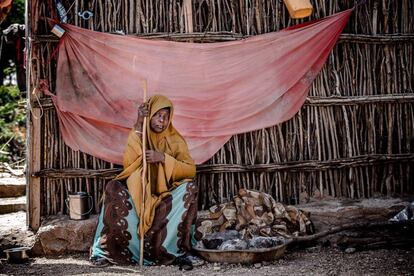 Una mujer desplazada por las inundaciones en un campo de Beledweyne, en Somalia.