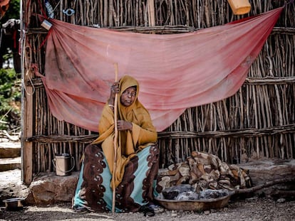 Una mujer desplazada por las inundaciones en un campo de Beledweyne, en Somalia.