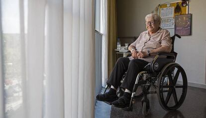 Assumpció Chivas a la seva habitació en una residència.