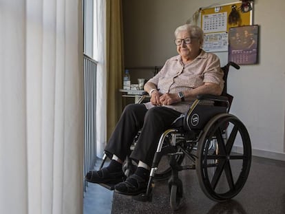 Assumpció Chivas a la seva habitació en una residència.