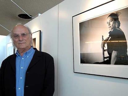 Carlos Saura, en su exposición en Ginebra, junto a una imagen de Lola Flores.