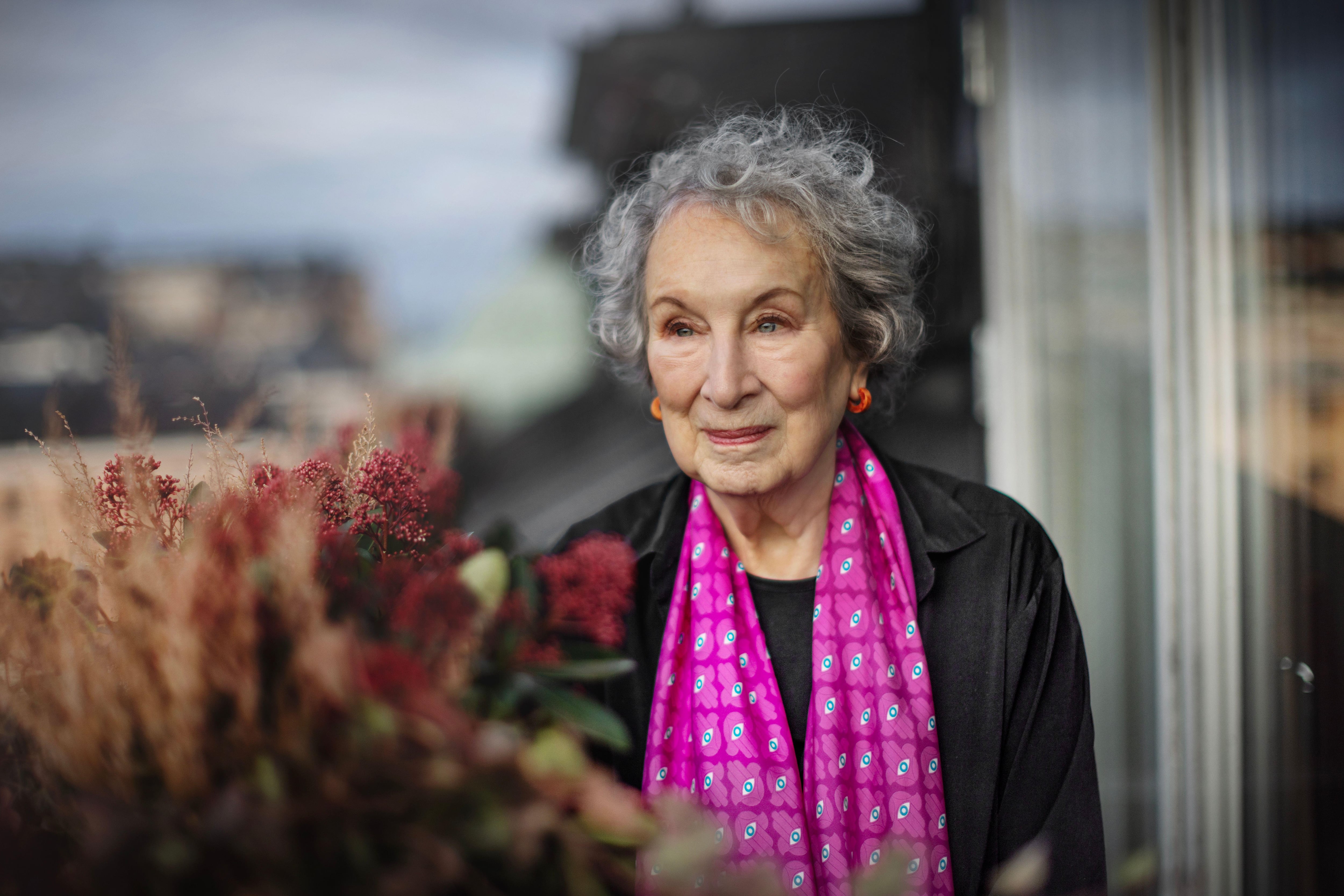 Margaret Atwood: “A las mujeres mayores solo nos permiten ser dos cosas: sabias ancianas o viejas brujas malvadas”